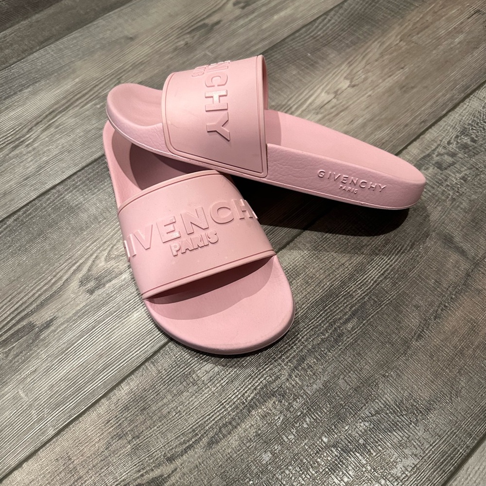 Givenchy women’s slides light pink barely worn